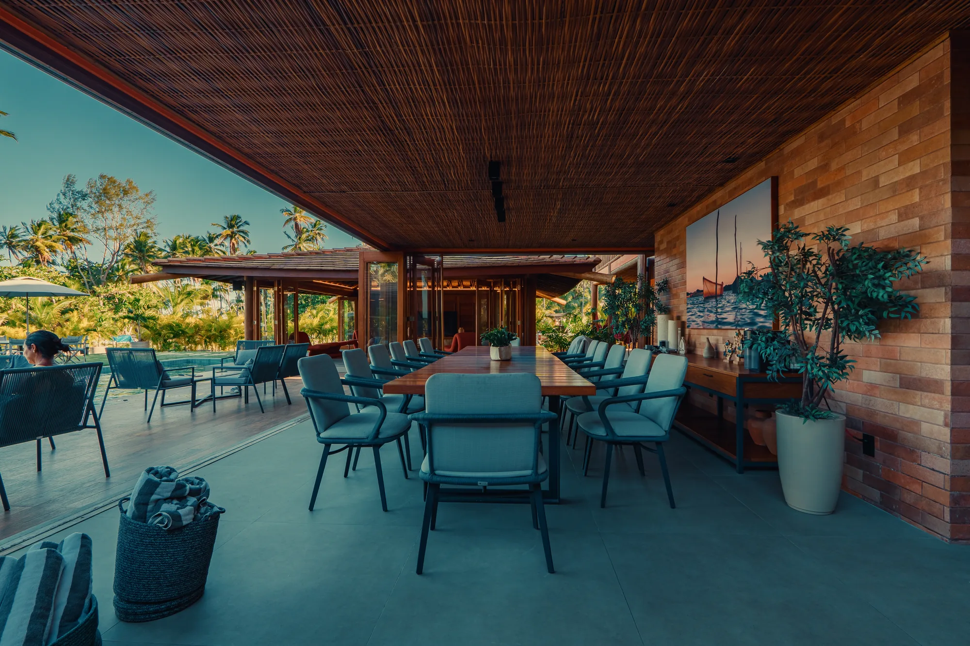 Estar com vista para o jardim e o mar